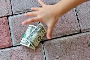 Что делать, если нашел деньги на улице