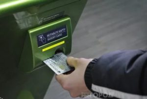 Какой стороной вставлять карту в банкомат Сбербанка